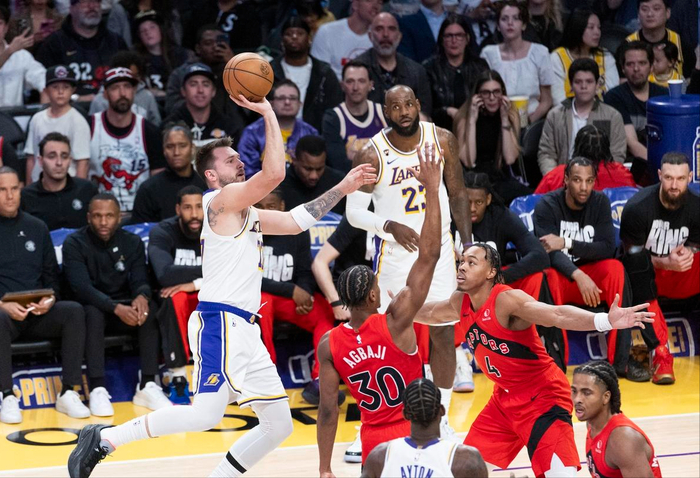 掀翻东部第4，湖人收获很丰富，练出了新阵容，一事情也能做好|八村塁|猛龙|多伦多猛龙队|洛杉矶湖人队|贾里德·范德比尔特_新浪体育_新浪新闻