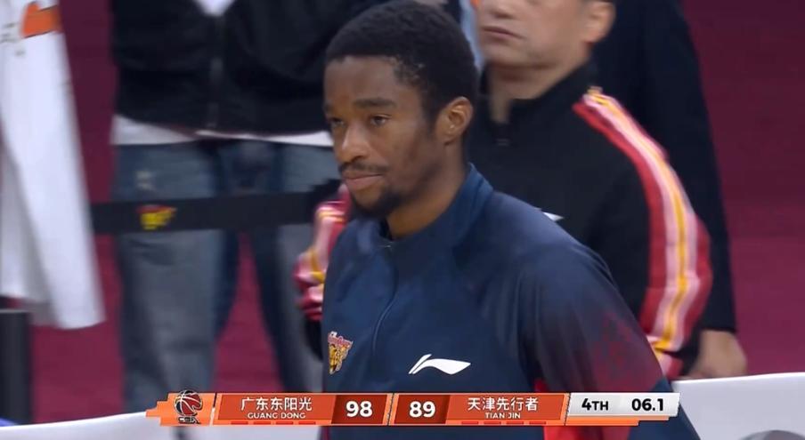 开云官方-菜鸡互啄！鬼才杜锋奇葩怪阵激活胡明轩，末节导演20-7逆转天津