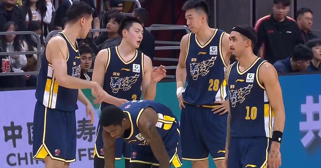 开云官方-菜鸡互啄！鬼才杜锋奇葩怪阵激活胡明轩，末节导演20-7逆转天津