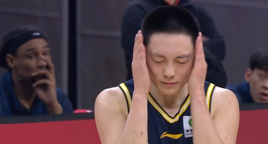 开云官方-菜鸡互啄！鬼才杜锋奇葩怪阵激活胡明轩，末节导演20-7逆转天津